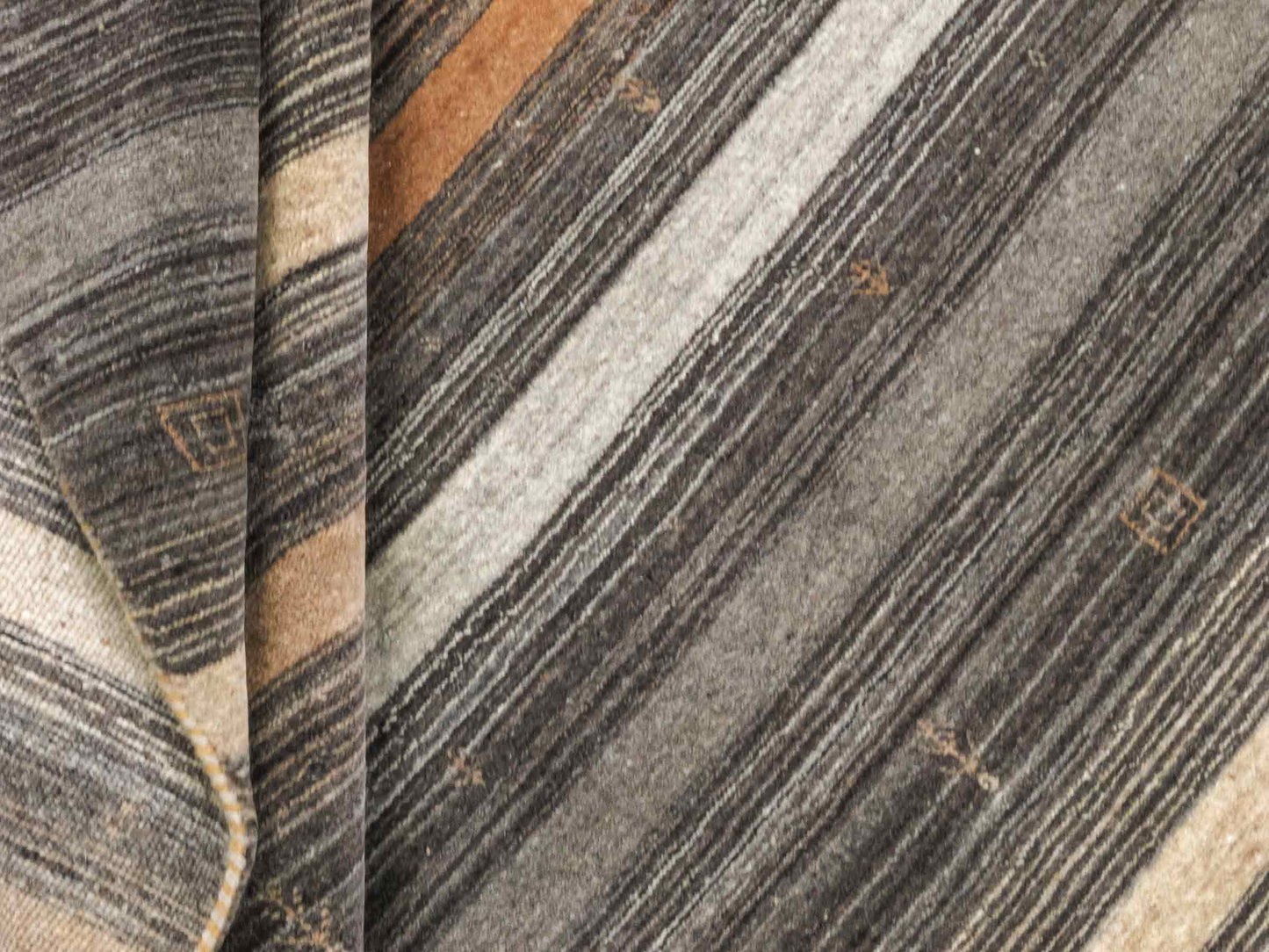 Moderner, Handloom Lori Gabbeh Orientteppich von Khademi aus Wolle, grau, braun, beige. Geometrisches Nomaden-Design. Produziert in Indien. Größe: 198x141cm. Teppichnummer: KB4-1787. Verkauf durch Jupiter Intl.