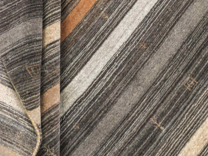 Moderner, Handloom Lori Gabbeh Orientteppich von Khademi aus Wolle, grau, braun, beige. Geometrisches Nomaden-Design. Produziert in Indien. Größe: 198x141cm. Teppichnummer: KB4-1787. Verkauf durch Jupiter Intl.