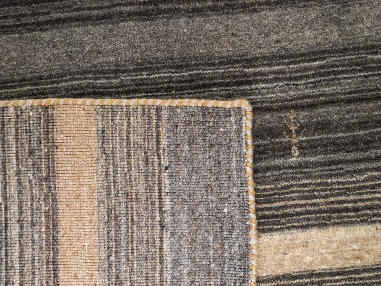 Moderner, Handloom Lori Gabbeh Orientteppich von Khademi aus Wolle, grau, braun, beige. Geometrisches Nomaden-Design. Produziert in Indien. Größe: 198x141cm. Teppichnummer: KB4-1787. Verkauf durch Jupiter Intl.