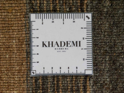 Moderner, Handloom Lori Gabbeh Orientteppich von Khademi aus Wolle, grau, braun, beige. Geometrisches Nomaden-Design. Produziert in Indien. Größe: 198x141cm. Teppichnummer: KB4-1787. Verkauf durch Jupiter Intl.