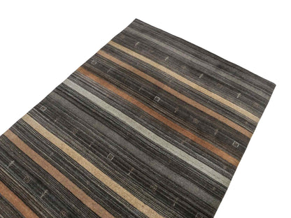 Moderner, Handloom Lori Gabbeh Orientteppich von Khademi aus Wolle, grau, braun, beige. Geometrisches Nomaden-Design. Produziert in Indien. Größe: 198x141cm. Teppichnummer: KB4-1787. Verkauf durch Jupiter Intl.