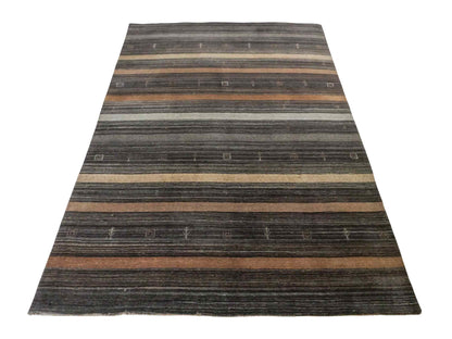 Moderner, Handloom Lori Gabbeh Orientteppich von Khademi aus Wolle, grau, braun, beige. Geometrisches Nomaden-Design. Produziert in Indien. Größe: 198x141cm. Teppichnummer: KB4-1787. Verkauf durch Jupiter Intl.