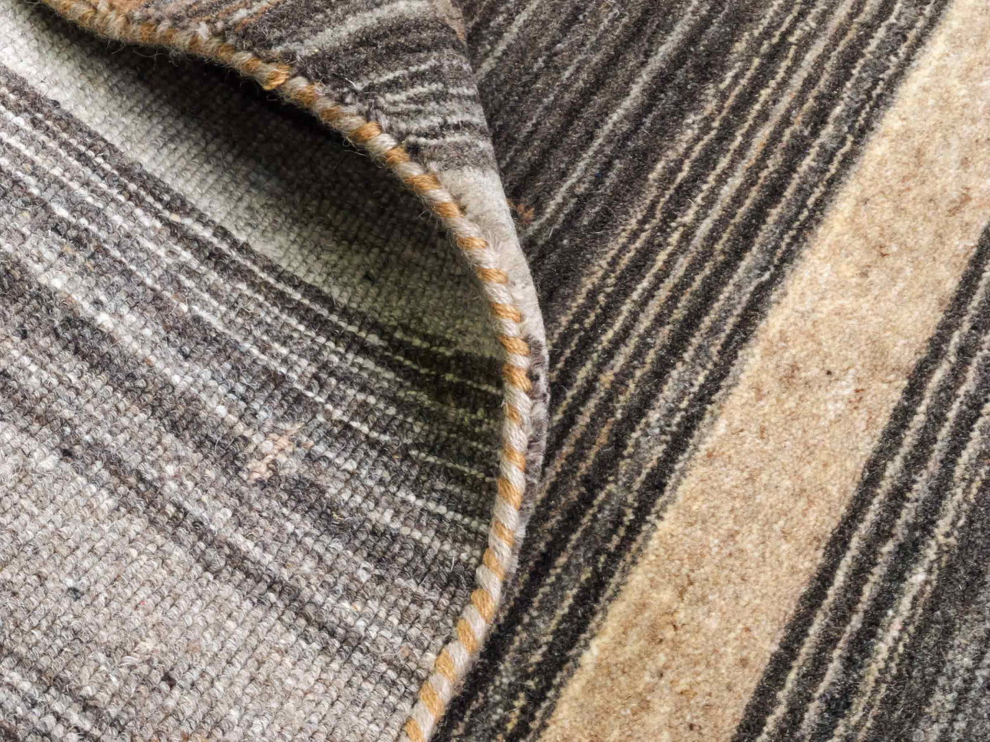 Moderner, Handloom Lori Gabbeh Orientteppich von Khademi aus Wolle, grau, braun, beige. Geometrisches Nomaden-Design. Produziert in Indien. Größe: 198x141cm. Teppichnummer: KB4-1787. Verkauf durch Jupiter Intl.