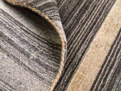 Moderner, Handloom Lori Gabbeh Orientteppich von Khademi aus Wolle, grau, braun, beige. Geometrisches Nomaden-Design. Produziert in Indien. Größe: 198x141cm. Teppichnummer: KB4-1787. Verkauf durch Jupiter Intl.