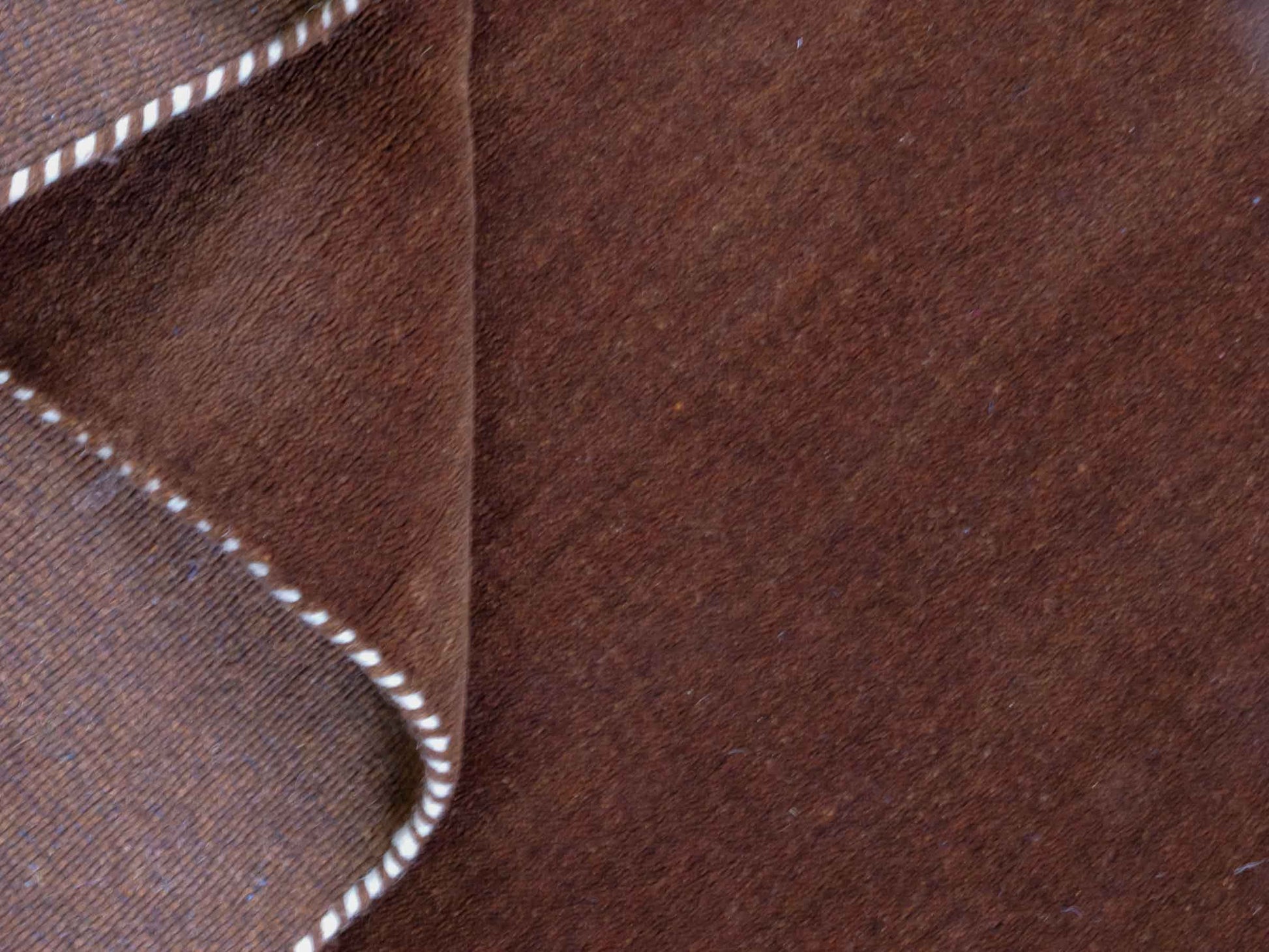 Moderner, Handloom Lori Gabbeh Orientteppich von Khademi aus Wolle, braun. Nomaden-Design. Produziert in Indien. Größe: 198x76cm. Teppichnummer: KB4-1595. Verkauf durch Jupiter Intl.