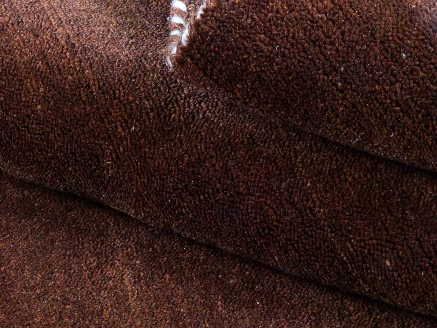 Moderner, Handloom Lori Gabbeh Orientteppich von Khademi aus Wolle, braun. Nomaden-Design. Produziert in Indien. Größe: 198x76cm. Teppichnummer: KB4-1595. Verkauf durch Jupiter Intl.