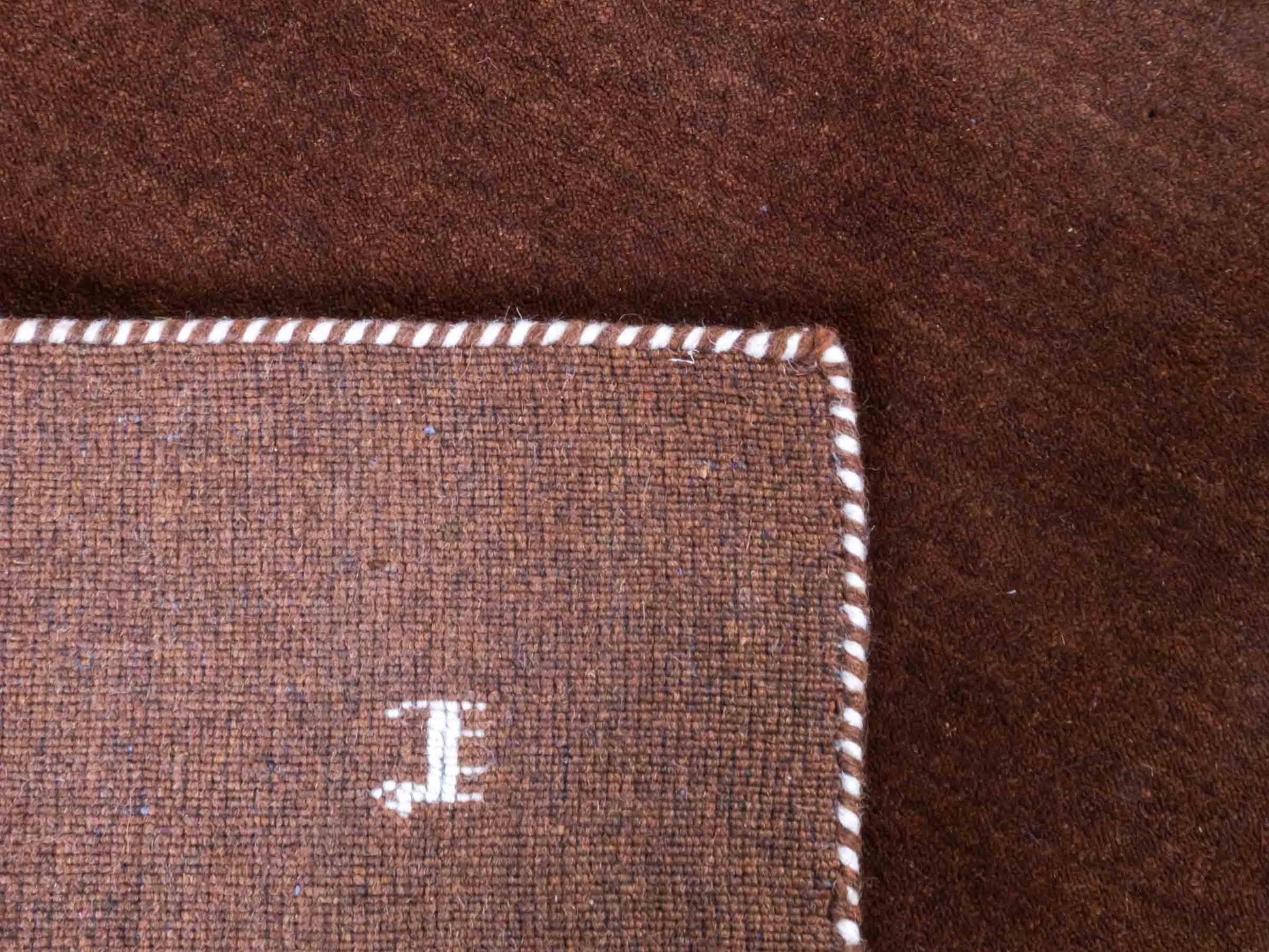 Moderner, Handloom Lori Gabbeh Orientteppich von Khademi aus Wolle, braun. Nomaden-Design. Produziert in Indien. Größe: 198x76cm. Teppichnummer: KB4-1595. Verkauf durch Jupiter Intl.