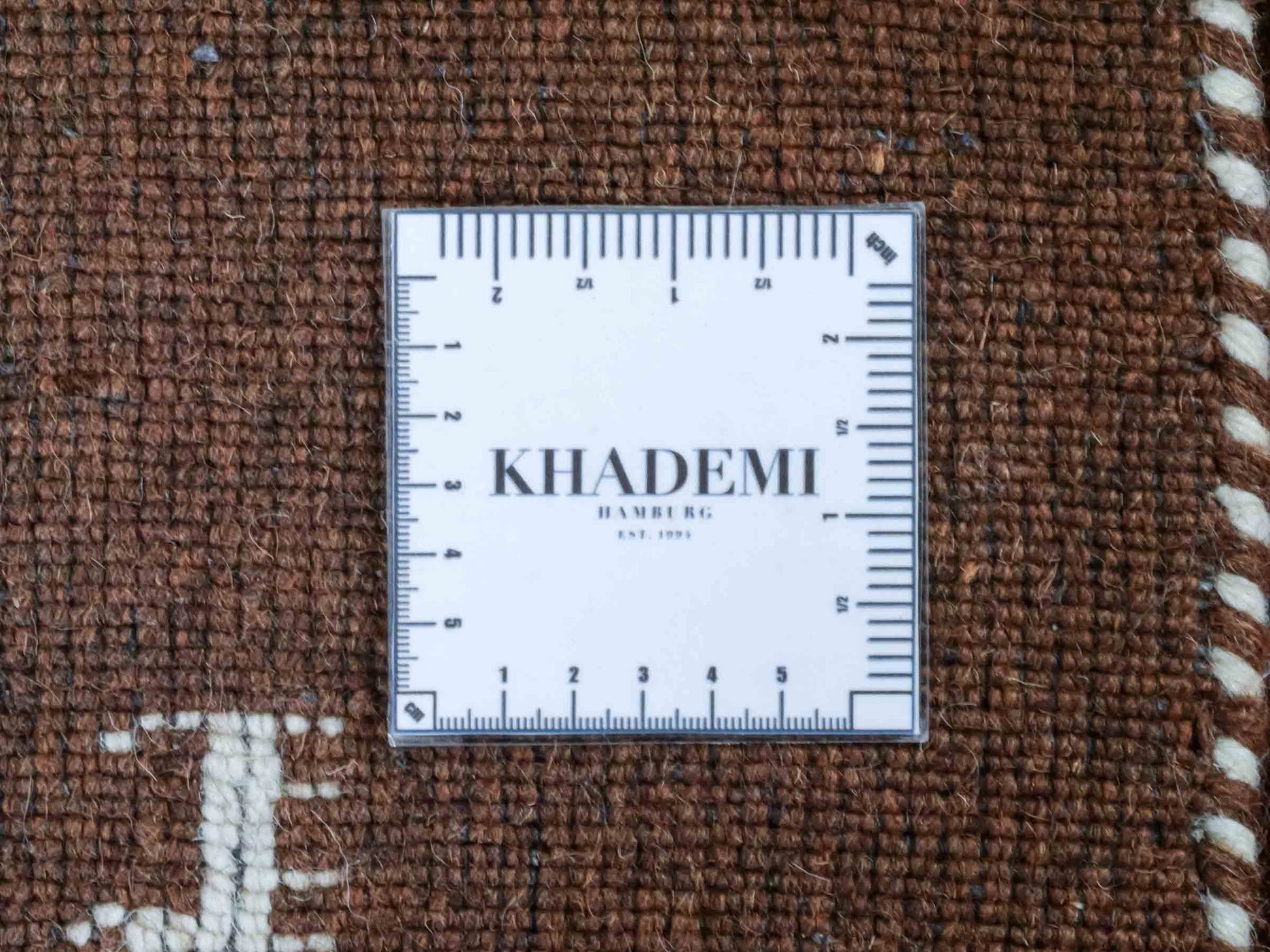 Moderner, Handloom Lori Gabbeh Orientteppich von Khademi aus Wolle, braun. Nomaden-Design. Produziert in Indien. Größe: 198x76cm. Teppichnummer: KB4-1595. Verkauf durch Jupiter Intl.