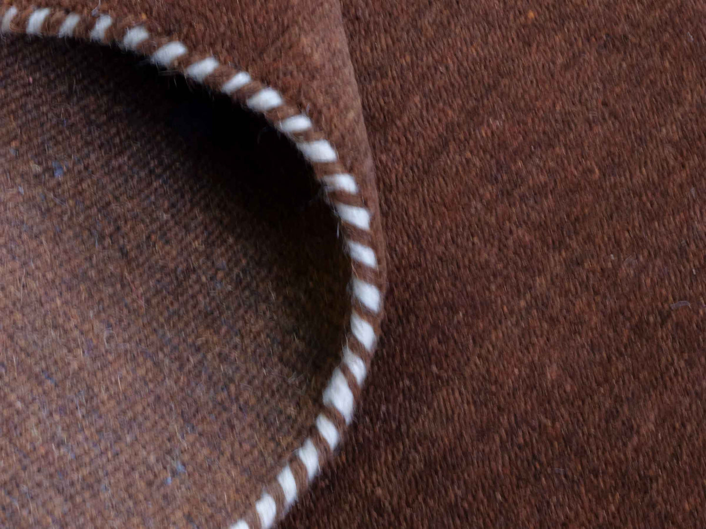 Moderner, Handloom Lori Gabbeh Orientteppich von Khademi aus Wolle, braun. Nomaden-Design. Produziert in Indien. Größe: 198x76cm. Teppichnummer: KB4-1595. Verkauf durch Jupiter Intl.