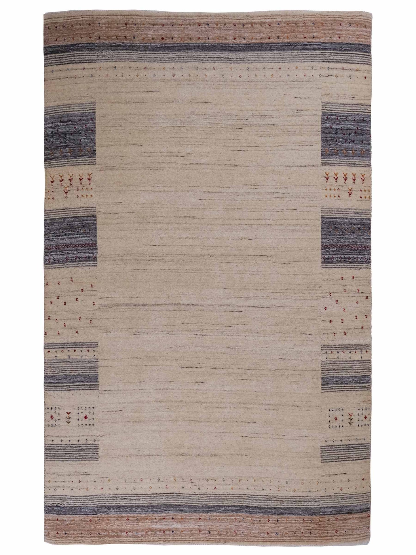 Moderner, Handloom Lori Gabbeh Orientteppich von Khademi aus Wolle, cremeweiß, blau. Geometrisches Nomaden-Design. Produziert in Indien. Größe: 199x136cm. Teppichnummer: KB4-1797. Verkauf durch Jupiter Intl.