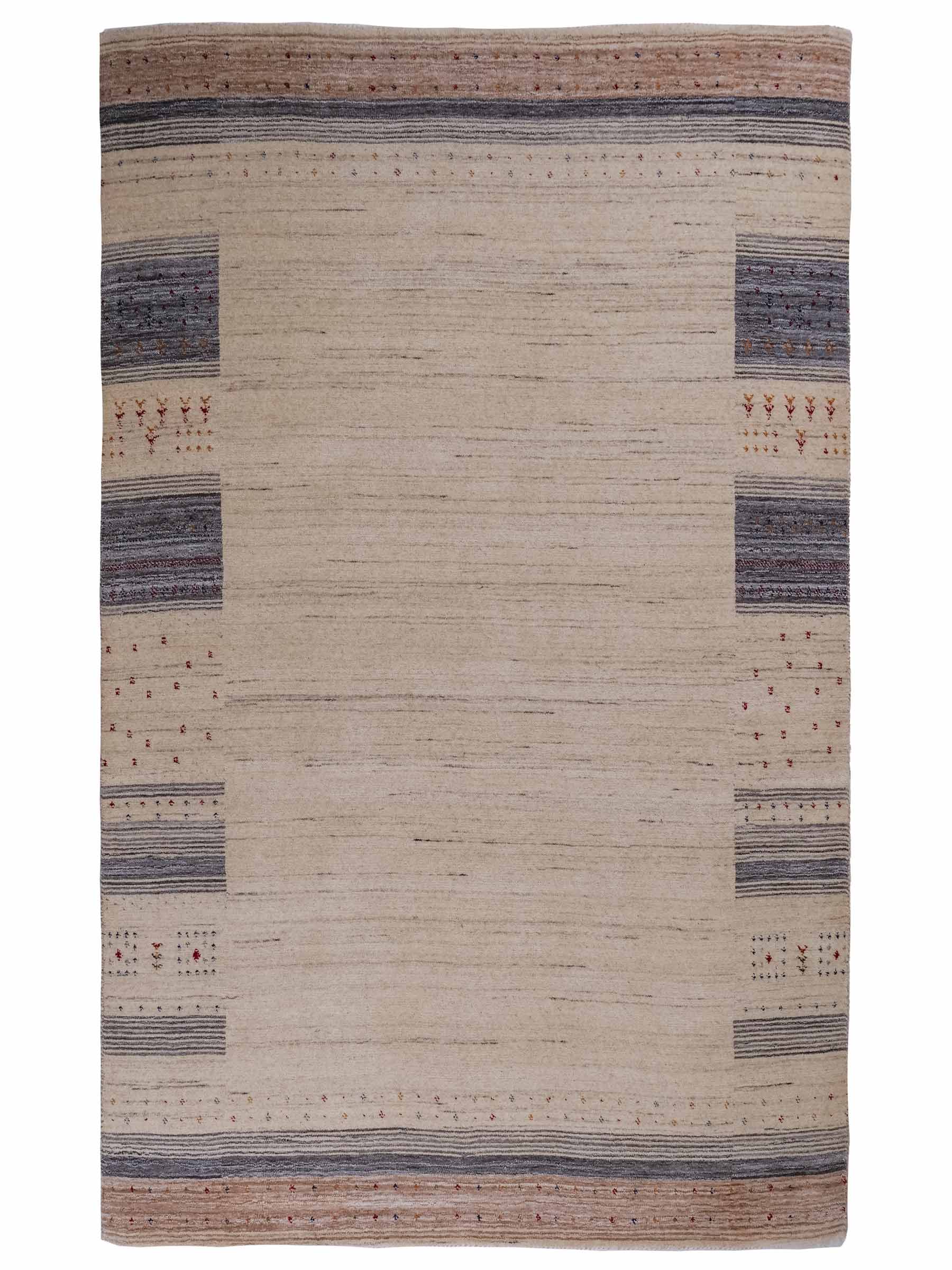 Moderner, Handloom Lori Gabbeh Orientteppich von Khademi aus Wolle, cremeweiß, blau. Geometrisches Nomaden-Design. Produziert in Indien. Größe: 199x136cm. Teppichnummer: KB4-1797. Verkauf durch Jupiter Intl.