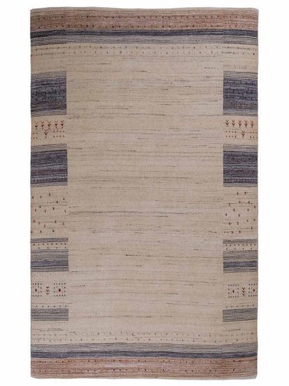 Moderner, Handloom Lori Gabbeh Orientteppich von Khademi aus Wolle, cremeweiß, blau. Geometrisches Nomaden-Design. Produziert in Indien. Größe: 199x136cm. Teppichnummer: KB4-1797. Verkauf durch Jupiter Intl.