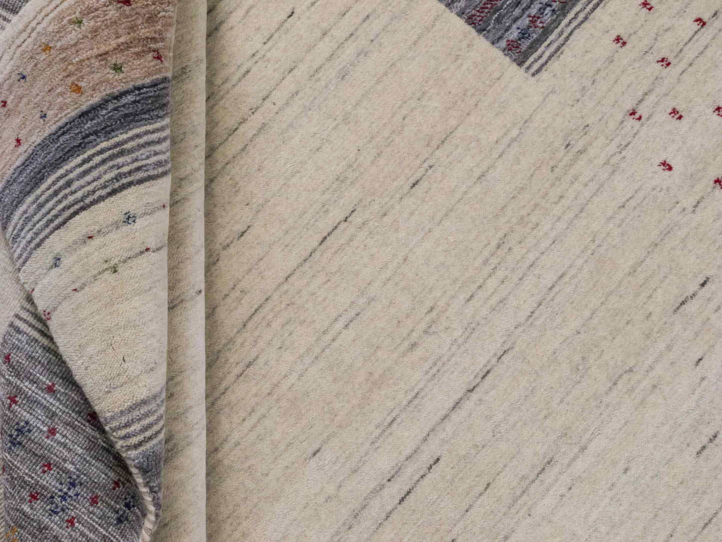 Moderner, Handloom Lori Gabbeh Orientteppich von Khademi aus Wolle, cremeweiß, blau. Geometrisches Nomaden-Design. Produziert in Indien. Größe: 199x136cm. Teppichnummer: KB4-1797. Verkauf durch Jupiter Intl.