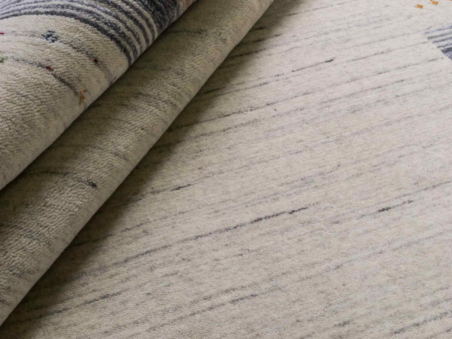 Moderner, Handloom Lori Gabbeh Orientteppich von Khademi aus Wolle, cremeweiß, blau. Geometrisches Nomaden-Design. Produziert in Indien. Größe: 199x136cm. Teppichnummer: KB4-1797. Verkauf durch Jupiter Intl.