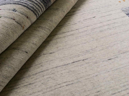 Moderner, Handloom Lori Gabbeh Orientteppich von Khademi aus Wolle, cremeweiß, blau. Geometrisches Nomaden-Design. Produziert in Indien. Größe: 199x136cm. Teppichnummer: KB4-1797. Verkauf durch Jupiter Intl.