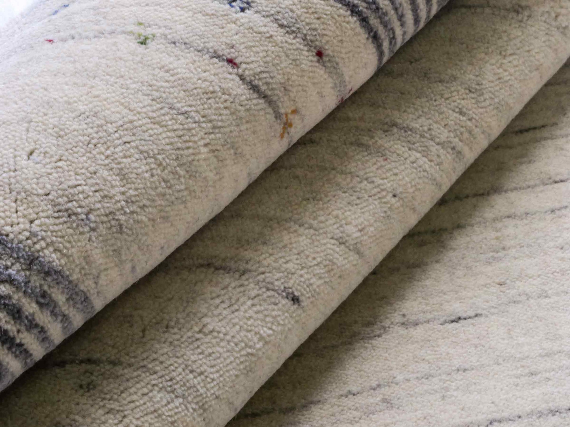 Moderner, Handloom Lori Gabbeh Orientteppich von Khademi aus Wolle, cremeweiß, blau. Geometrisches Nomaden-Design. Produziert in Indien. Größe: 199x136cm. Teppichnummer: KB4-1797. Verkauf durch Jupiter Intl.