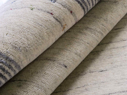 Moderner, Handloom Lori Gabbeh Orientteppich von Khademi aus Wolle, cremeweiß, blau. Geometrisches Nomaden-Design. Produziert in Indien. Größe: 199x136cm. Teppichnummer: KB4-1797. Verkauf durch Jupiter Intl.