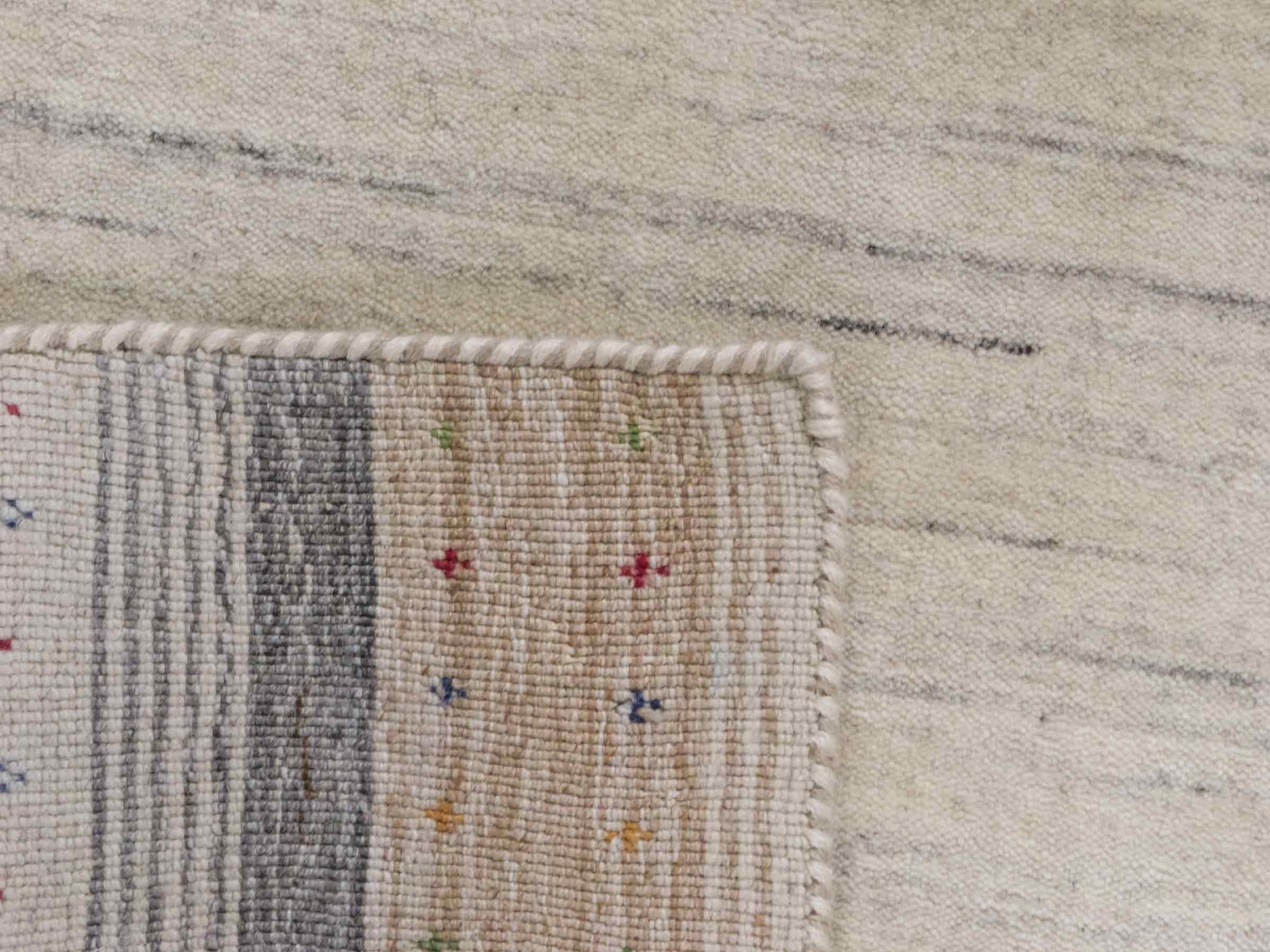 Moderner, Handloom Lori Gabbeh Orientteppich von Khademi aus Wolle, cremeweiß, blau. Geometrisches Nomaden-Design. Produziert in Indien. Größe: 199x136cm. Teppichnummer: KB4-1797. Verkauf durch Jupiter Intl.