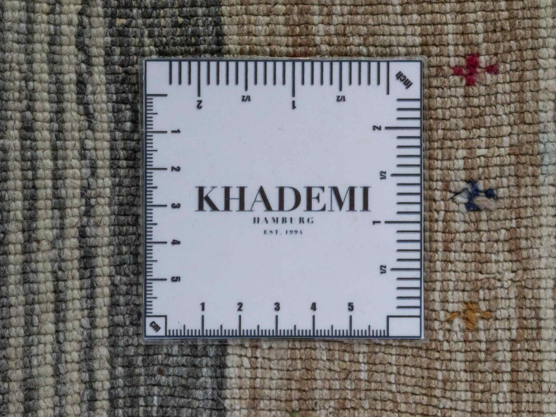 Moderner, Handloom Lori Gabbeh Orientteppich von Khademi aus Wolle, cremeweiß, blau. Geometrisches Nomaden-Design. Produziert in Indien. Größe: 199x136cm. Teppichnummer: KB4-1797. Verkauf durch Jupiter Intl.