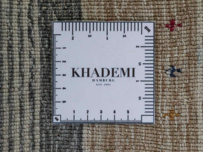 Moderner, Handloom Lori Gabbeh Orientteppich von Khademi aus Wolle, cremeweiß, blau. Geometrisches Nomaden-Design. Produziert in Indien. Größe: 199x136cm. Teppichnummer: KB4-1797. Verkauf durch Jupiter Intl.