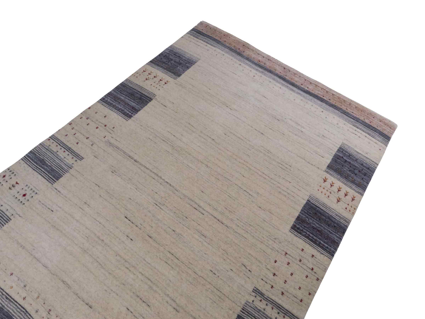 Moderner, Handloom Lori Gabbeh Orientteppich von Khademi aus Wolle, cremeweiß, blau. Geometrisches Nomaden-Design. Produziert in Indien. Größe: 199x136cm. Teppichnummer: KB4-1797. Verkauf durch Jupiter Intl.