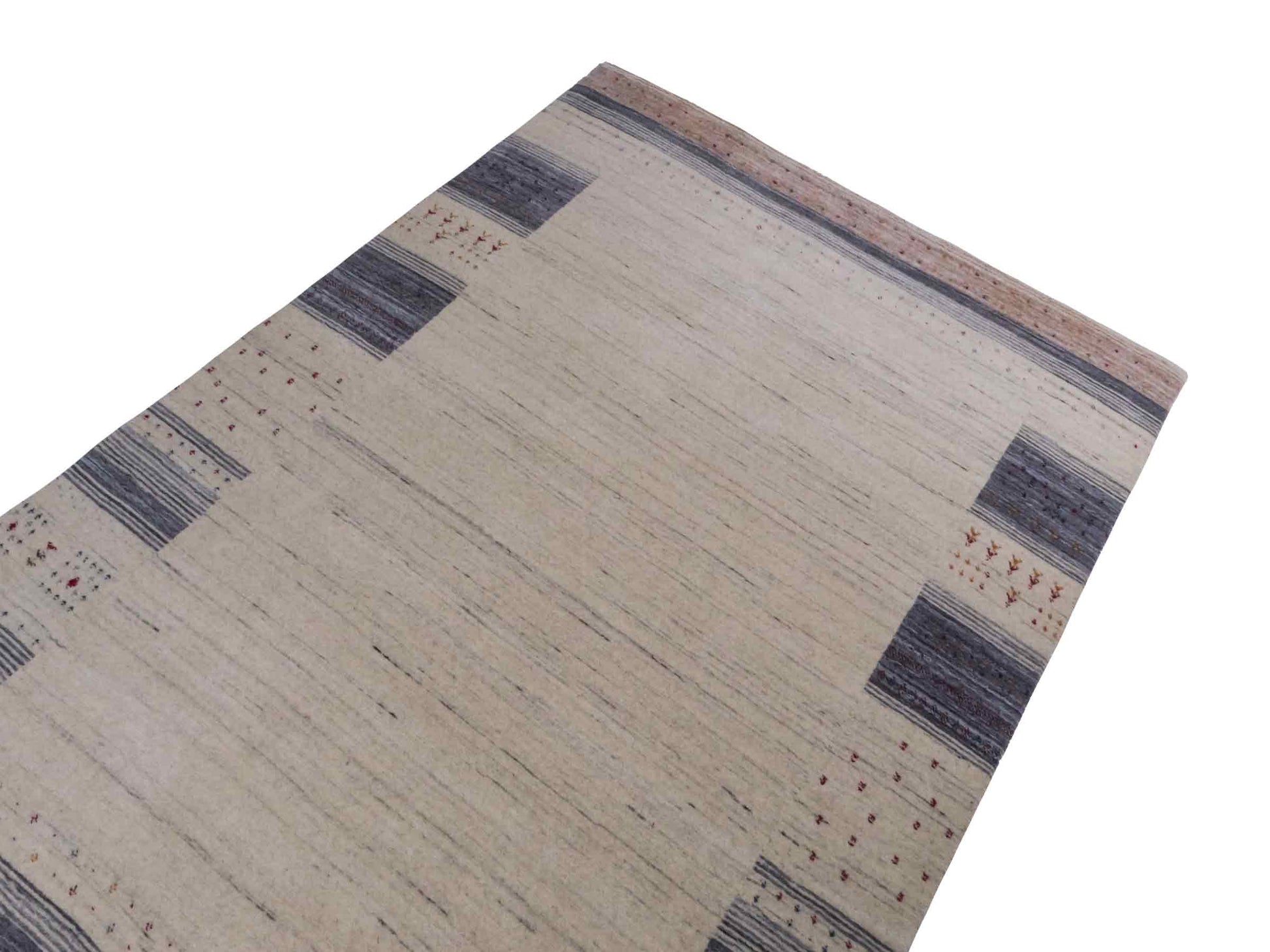 Moderner, Handloom Lori Gabbeh Orientteppich von Khademi aus Wolle, cremeweiß, blau. Geometrisches Nomaden-Design. Produziert in Indien. Größe: 199x136cm. Teppichnummer: KB4-1797. Verkauf durch Jupiter Intl.