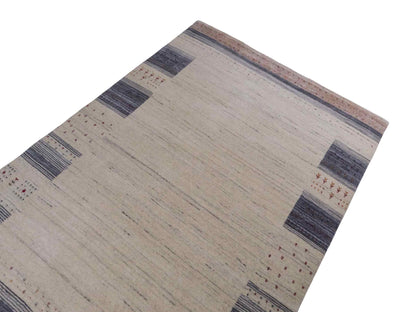 Moderner, Handloom Lori Gabbeh Orientteppich von Khademi aus Wolle, cremeweiß, blau. Geometrisches Nomaden-Design. Produziert in Indien. Größe: 199x136cm. Teppichnummer: KB4-1797. Verkauf durch Jupiter Intl.