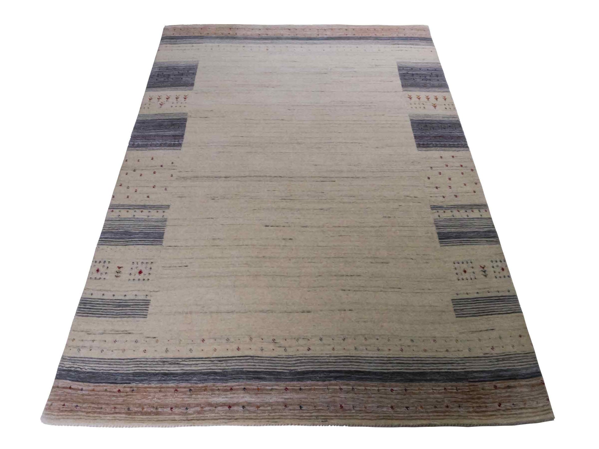 Moderner, Handloom Lori Gabbeh Orientteppich von Khademi aus Wolle, cremeweiß, blau. Geometrisches Nomaden-Design. Produziert in Indien. Größe: 199x136cm. Teppichnummer: KB4-1797. Verkauf durch Jupiter Intl.