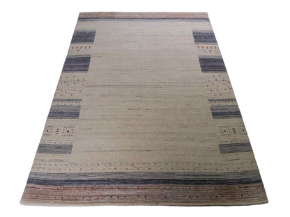 Moderner, Handloom Lori Gabbeh Orientteppich von Khademi aus Wolle, cremeweiß, blau. Geometrisches Nomaden-Design. Produziert in Indien. Größe: 199x136cm. Teppichnummer: KB4-1797. Verkauf durch Jupiter Intl.