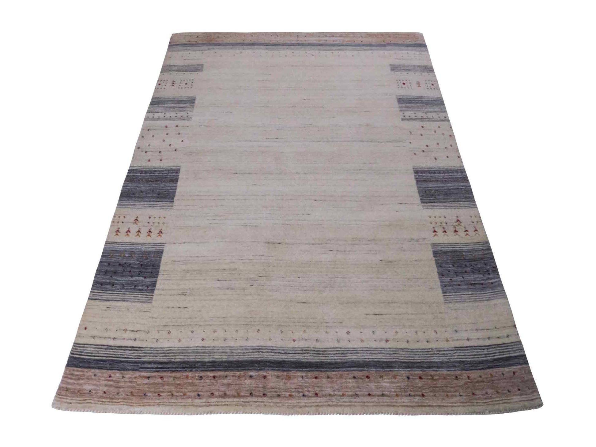 Moderner, Handloom Lori Gabbeh Orientteppich von Khademi aus Wolle, cremeweiß, blau. Geometrisches Nomaden-Design. Produziert in Indien. Größe: 199x136cm. Teppichnummer: KB4-1797. Verkauf durch Jupiter Intl.