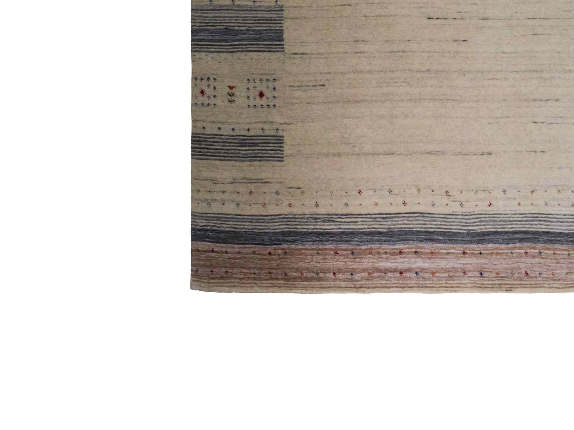 Moderner, Handloom Lori Gabbeh Orientteppich von Khademi aus Wolle, cremeweiß, blau. Geometrisches Nomaden-Design. Produziert in Indien. Größe: 199x136cm. Teppichnummer: KB4-1797. Verkauf durch Jupiter Intl.