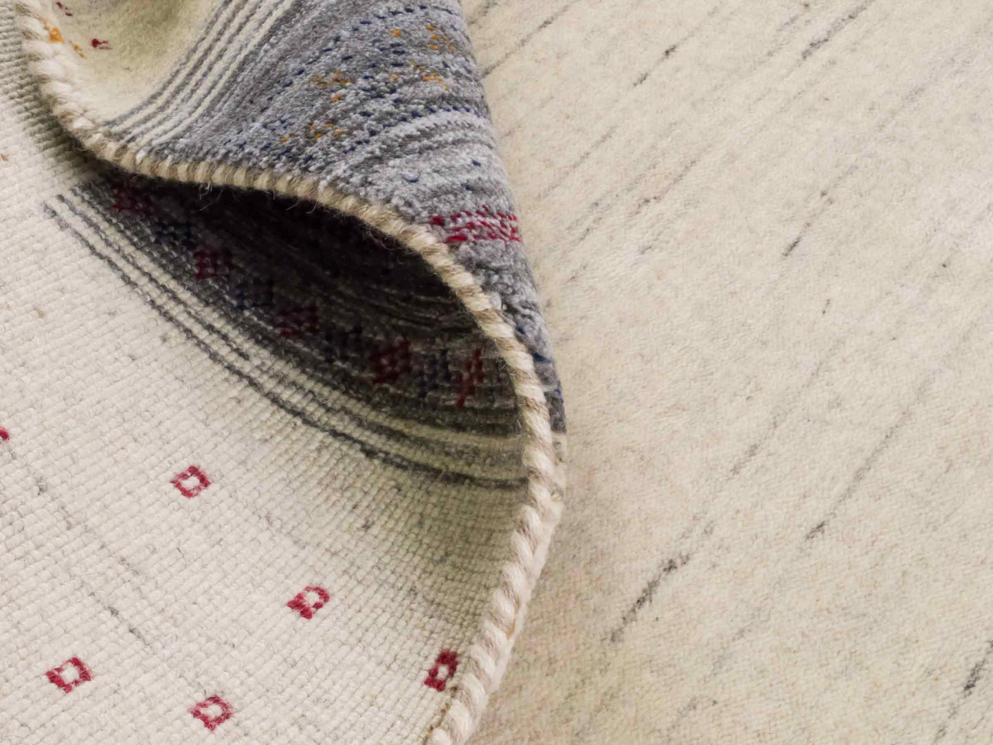 Moderner, Handloom Lori Gabbeh Orientteppich von Khademi aus Wolle, cremeweiß, blau. Geometrisches Nomaden-Design. Produziert in Indien. Größe: 199x136cm. Teppichnummer: KB4-1797. Verkauf durch Jupiter Intl.