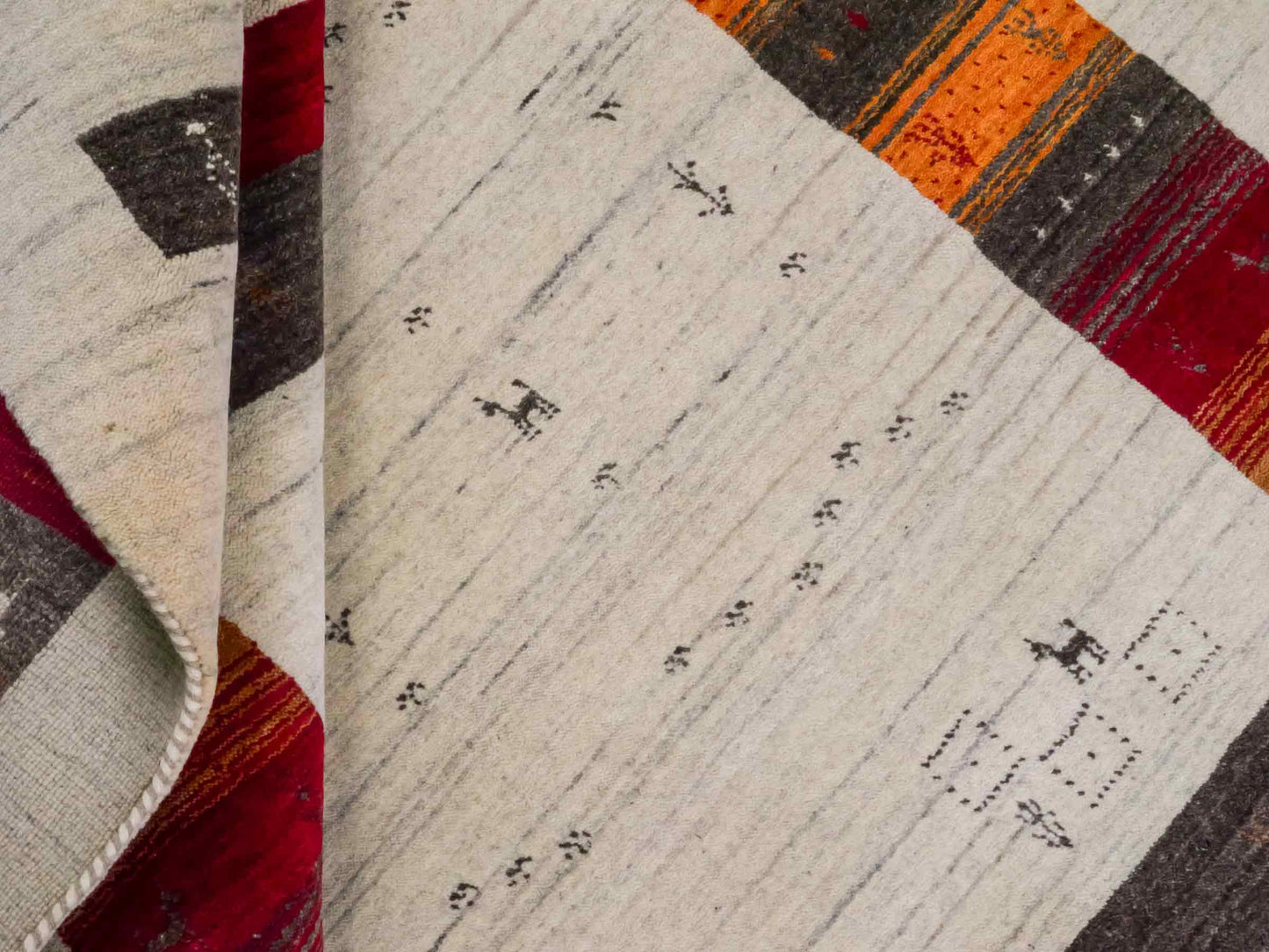 Moderner, Handloom Lori Gabbeh Orientteppich von Khademi aus Wolle, cremeweiß, mehrfarbig. Geometrisches Nomaden-Design. Produziert in Indien. Größe: 199x136cm. Teppichnummer: KB4-1778. Verkauf durch Jupiter Intl.