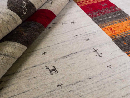 Moderner, Handloom Lori Gabbeh Orientteppich von Khademi aus Wolle, cremeweiß, mehrfarbig. Geometrisches Nomaden-Design. Produziert in Indien. Größe: 199x136cm. Teppichnummer: KB4-1778. Verkauf durch Jupiter Intl.