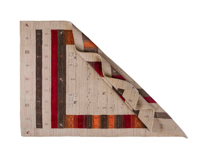 Moderner, Handloom Lori Gabbeh Orientteppich von Khademi aus Wolle, cremeweiß, mehrfarbig. Geometrisches Nomaden-Design. Produziert in Indien. Größe: 199x136cm. Teppichnummer: KB4-1778. Verkauf durch Jupiter Intl.