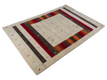 Moderner, Handloom Lori Gabbeh Orientteppich von Khademi aus Wolle, cremeweiß, mehrfarbig. Geometrisches Nomaden-Design. Produziert in Indien. Größe: 199x136cm. Teppichnummer: KB4-1778. Verkauf durch Jupiter Intl.