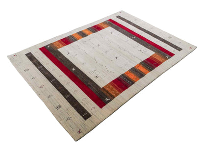 Moderner, Handloom Lori Gabbeh Orientteppich von Khademi aus Wolle, cremeweiß, mehrfarbig. Geometrisches Nomaden-Design. Produziert in Indien. Größe: 199x136cm. Teppichnummer: KB4-1778. Verkauf durch Jupiter Intl.