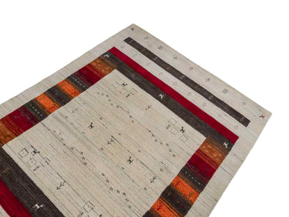 Moderner, Handloom Lori Gabbeh Orientteppich von Khademi aus Wolle, cremeweiß, mehrfarbig. Geometrisches Nomaden-Design. Produziert in Indien. Größe: 199x136cm. Teppichnummer: KB4-1778. Verkauf durch Jupiter Intl.