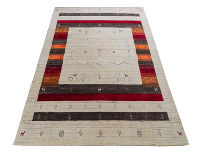 Moderner, Handloom Lori Gabbeh Orientteppich von Khademi aus Wolle, cremeweiß, mehrfarbig. Geometrisches Nomaden-Design. Produziert in Indien. Größe: 199x136cm. Teppichnummer: KB4-1778. Verkauf durch Jupiter Intl.