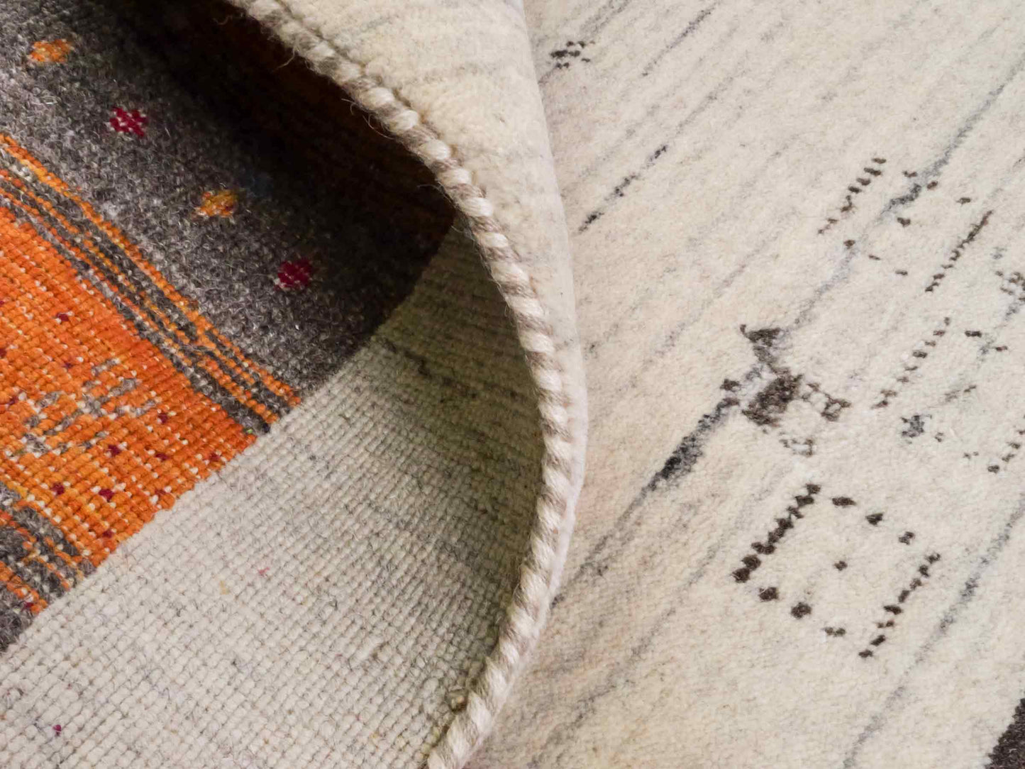 Moderner, Handloom Lori Gabbeh Orientteppich von Khademi aus Wolle, cremeweiß, mehrfarbig. Geometrisches Nomaden-Design. Produziert in Indien. Größe: 199x136cm. Teppichnummer: KB4-1778. Verkauf durch Jupiter Intl.