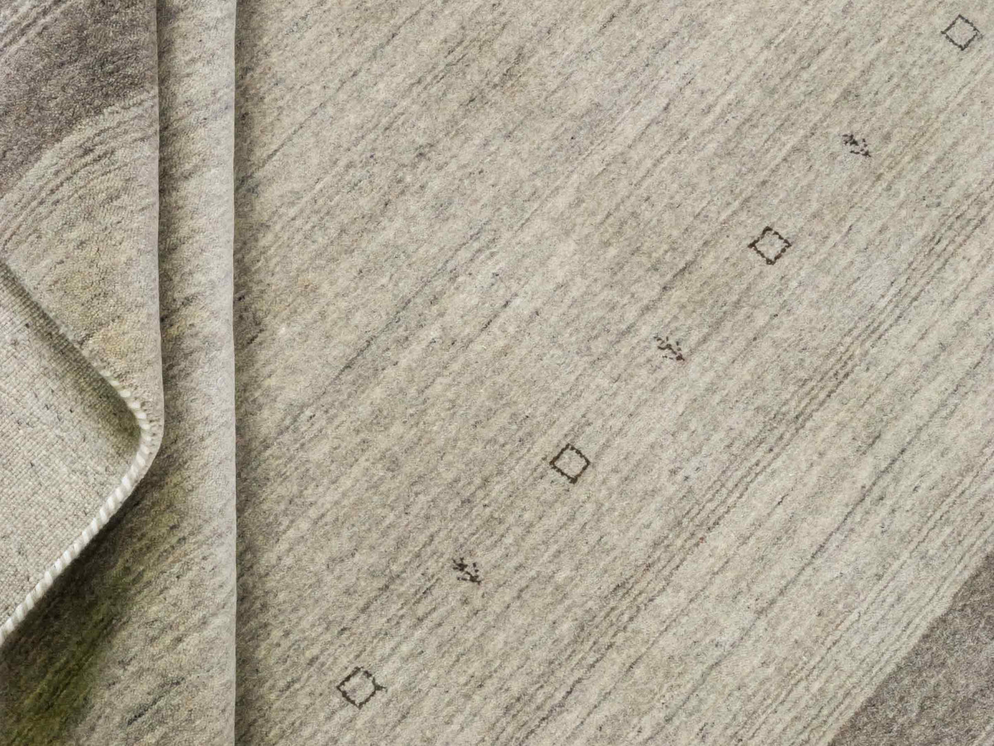 Moderner, Handloom Lori Gabbeh Orientteppich von Khademi aus Wolle, braun, grau, cremeweiß. Geometrisches Nomaden-Design. Produziert in Indien. Größe: 199x138cm. Teppichnummer: KB4-1773. Verkauf durch Jupiter Intl.