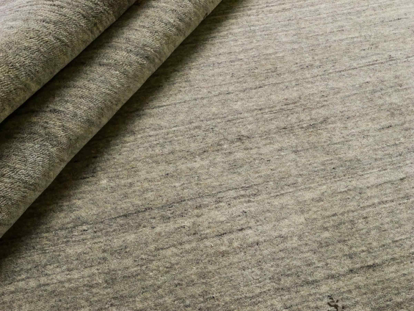 Moderner, Handloom Lori Gabbeh Orientteppich von Khademi aus Wolle, braun, grau, cremeweiß. Geometrisches Nomaden-Design. Produziert in Indien. Größe: 199x138cm. Teppichnummer: KB4-1773. Verkauf durch Jupiter Intl.