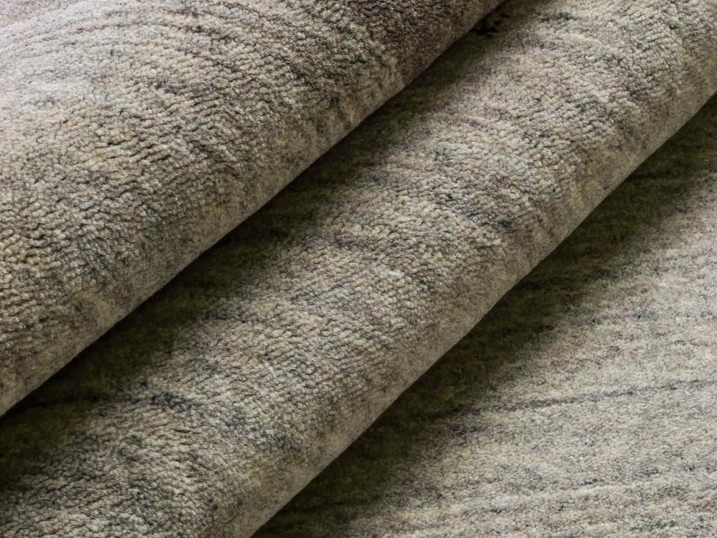 Moderner, Handloom Lori Gabbeh Orientteppich von Khademi aus Wolle, braun, grau, cremeweiß. Geometrisches Nomaden-Design. Produziert in Indien. Größe: 199x138cm. Teppichnummer: KB4-1773. Verkauf durch Jupiter Intl.