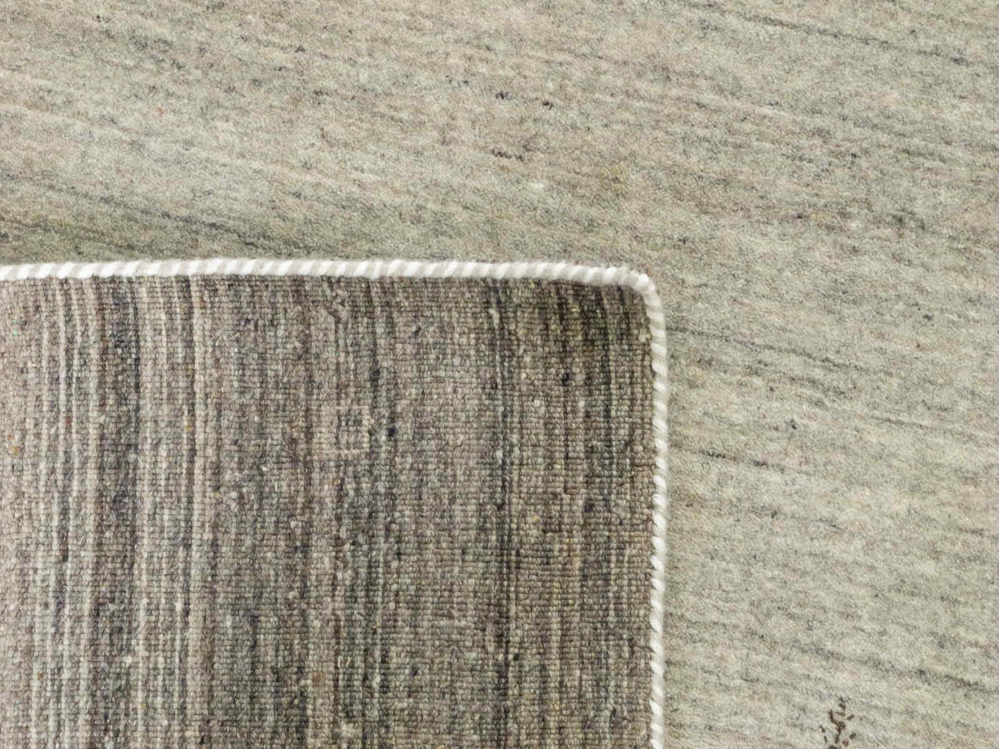 Moderner, Handloom Lori Gabbeh Orientteppich von Khademi aus Wolle, braun, grau, cremeweiß. Geometrisches Nomaden-Design. Produziert in Indien. Größe: 199x138cm. Teppichnummer: KB4-1773. Verkauf durch Jupiter Intl.