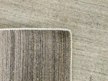 Moderner, Handloom Lori Gabbeh Orientteppich von Khademi aus Wolle, braun, grau, cremeweiß. Geometrisches Nomaden-Design. Produziert in Indien. Größe: 199x138cm. Teppichnummer: KB4-1773. Verkauf durch Jupiter Intl.