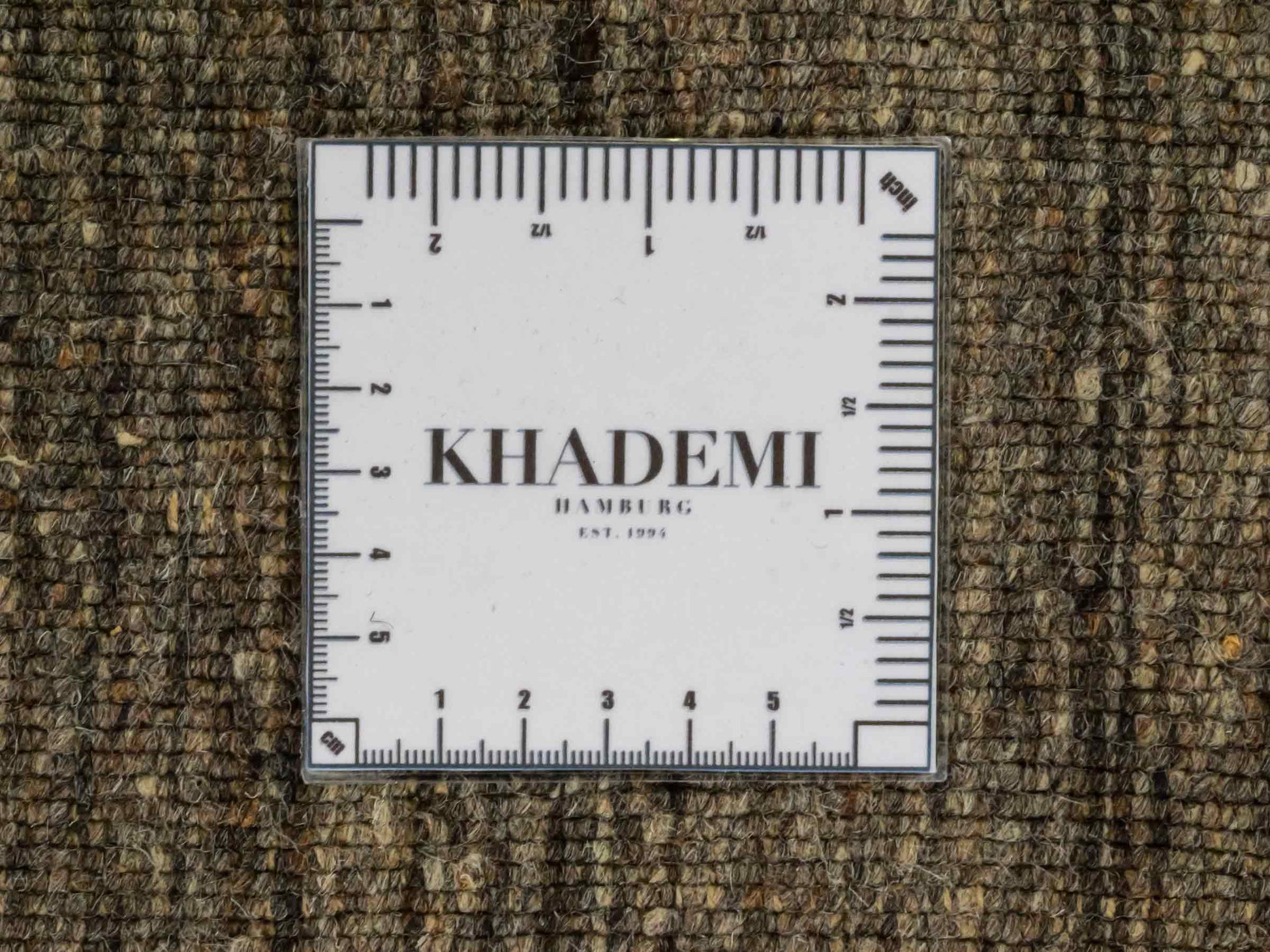 Moderner, Handloom Lori Gabbeh Orientteppich von Khademi aus Wolle, braun, grau, cremeweiß. Geometrisches Nomaden-Design. Produziert in Indien. Größe: 199x138cm. Teppichnummer: KB4-1773. Verkauf durch Jupiter Intl.