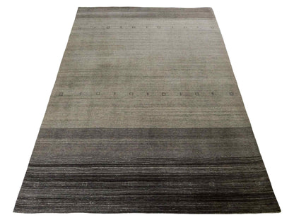 Moderner, Handloom Lori Gabbeh Orientteppich von Khademi aus Wolle, braun, grau, cremeweiß. Geometrisches Nomaden-Design. Produziert in Indien. Größe: 199x138cm. Teppichnummer: KB4-1773. Verkauf durch Jupiter Intl.