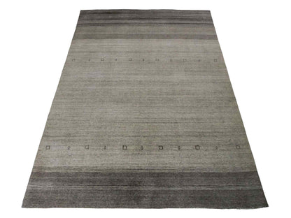 Moderner, Handloom Lori Gabbeh Orientteppich von Khademi aus Wolle, braun, grau, cremeweiß. Geometrisches Nomaden-Design. Produziert in Indien. Größe: 199x138cm. Teppichnummer: KB4-1773. Verkauf durch Jupiter Intl.