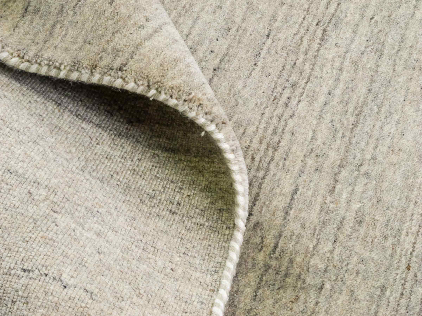 Moderner, Handloom Lori Gabbeh Orientteppich von Khademi aus Wolle, braun, grau, cremeweiß. Geometrisches Nomaden-Design. Produziert in Indien. Größe: 199x138cm. Teppichnummer: KB4-1773. Verkauf durch Jupiter Intl.