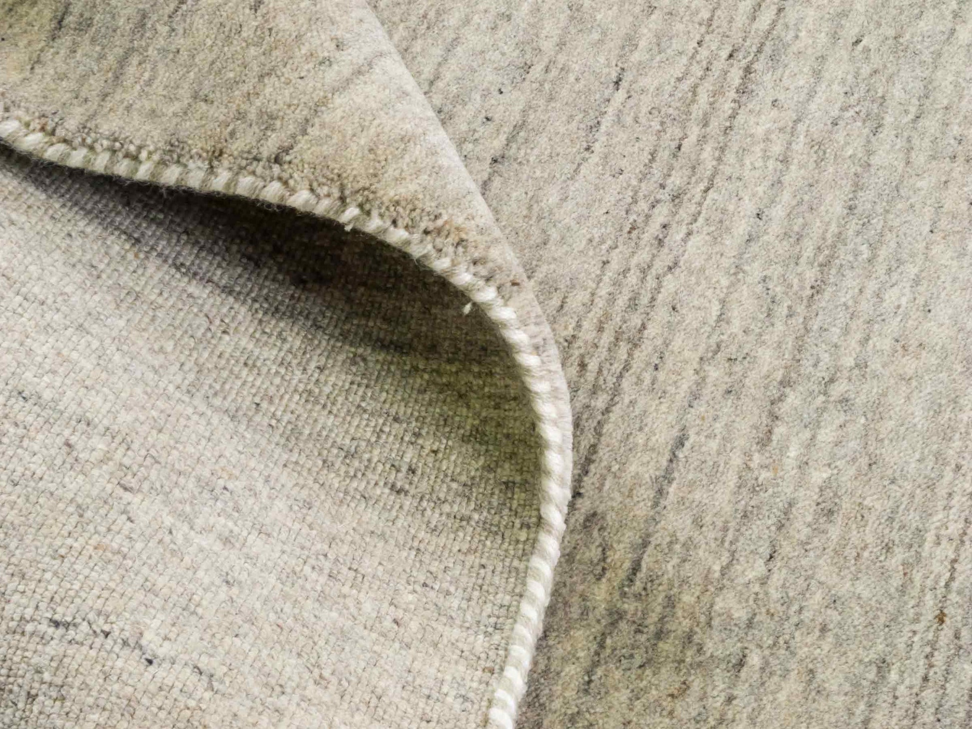 Moderner, Handloom Lori Gabbeh Orientteppich von Khademi aus Wolle, braun, grau, cremeweiß. Geometrisches Nomaden-Design. Produziert in Indien. Größe: 199x138cm. Teppichnummer: KB4-1773. Verkauf durch Jupiter Intl.